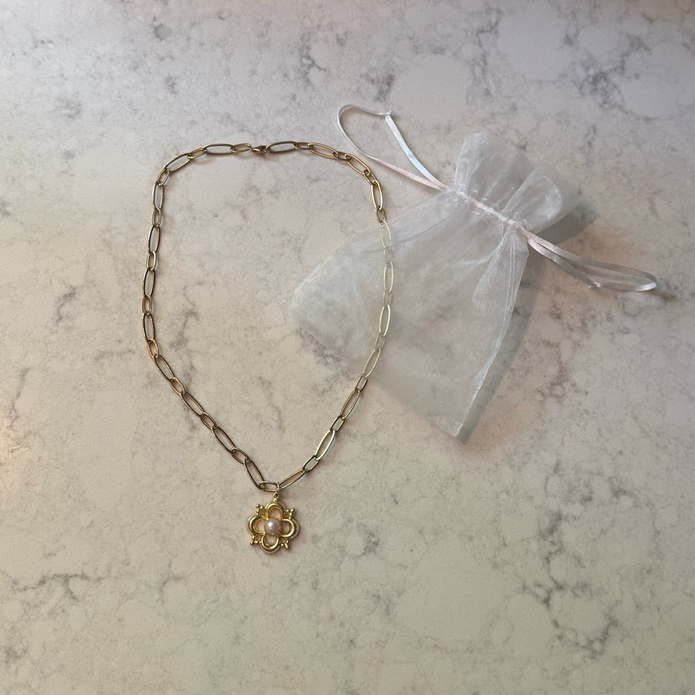 ALV JEWELS: Gold Flower Pendant Necklace